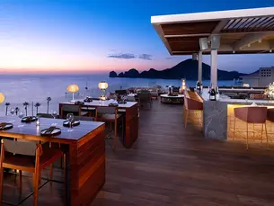 Cena romántica en la terraza con vista al mar en Cabo San Lucas