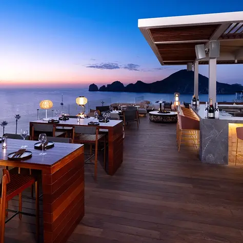 Cena romántica en la terraza con vista al mar en Cabo San Lucas