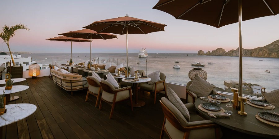 Cena romántica en la terraza con vista al mar en Cabo San Lucas