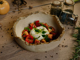 Burrata ahumada con tomates heirloom en Craft Cabo San Lucas