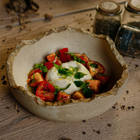 Burrata ahumada con tomates heirloom en Craft Cabo San Lucas