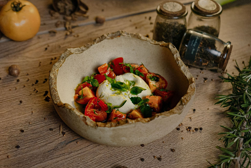 Burrata ahumada con tomates heirloom en Craft Cabo San Lucas