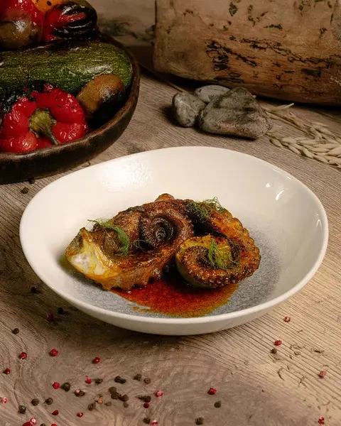 Experiencia culinaria de mariscos frescos en Los Cabos, con vista al mar y productos locales.