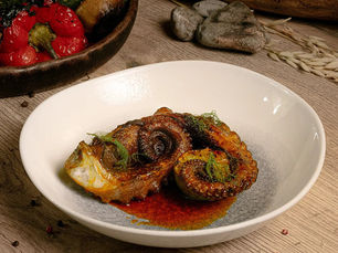Experiencia culinaria de mariscos frescos en Los Cabos, con vista al mar y productos locales.